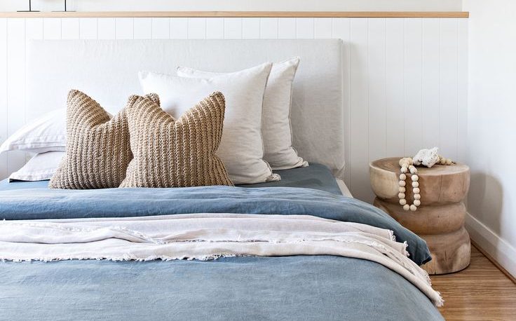 Soft blue and white: bedroom color combination